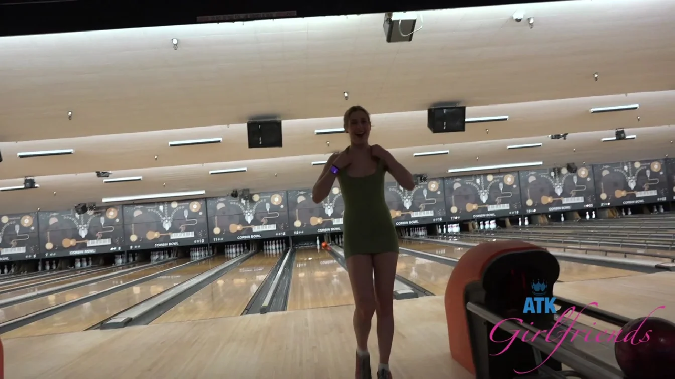 Fiona Peaches Bowling 1 XXX